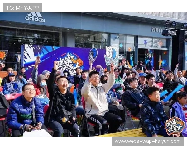 球迷支持热烈，现场气氛火爆！，球迷的热情