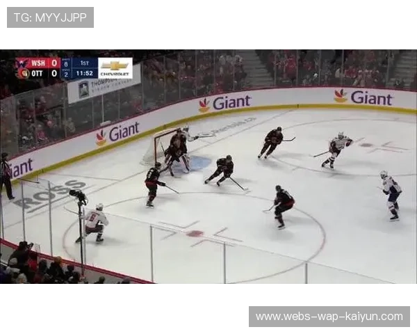 NHL冰球快攻飞扑破门点燃球场气氛 NHL冰球快攻飞扑破门点燃球场气氛