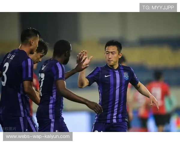 教练在训练中公开演示新跑位,球员快速掌握并实践 教练在训练中公开演示新跑位,球员快速掌握并实践